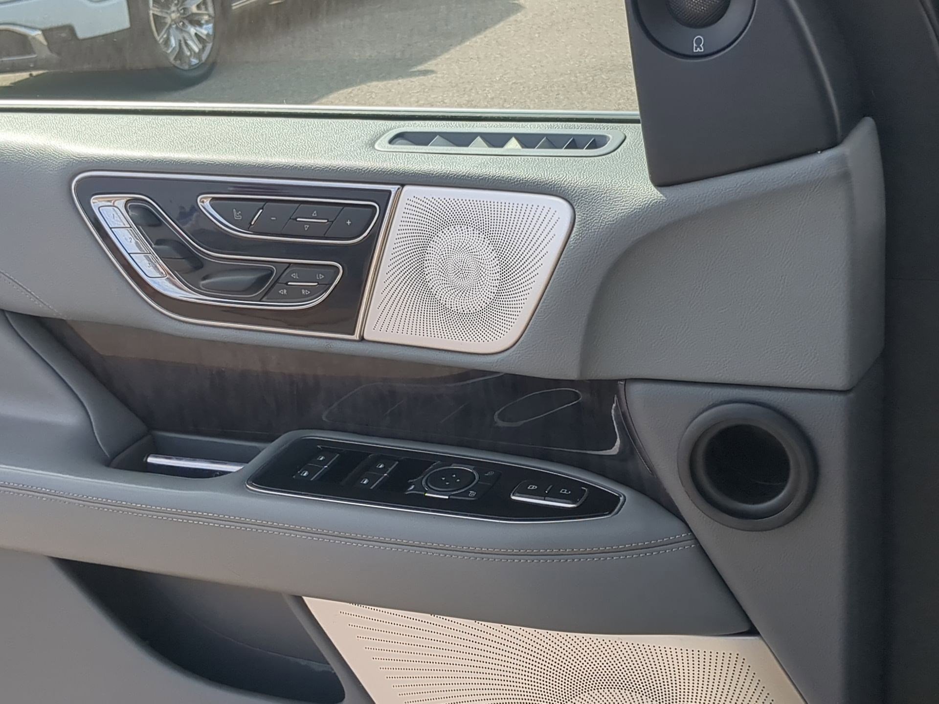 Used 2018 Lincoln Navigator L Reserve w/ Technology Package image 12