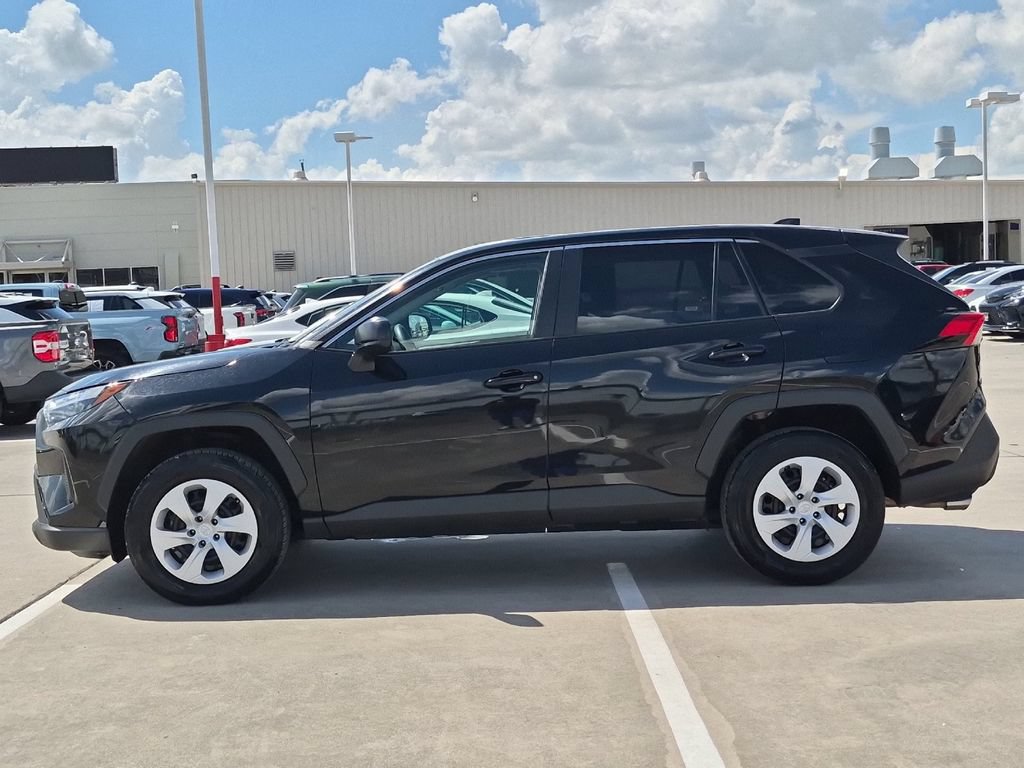 Used 2025 Toyota RAV4 LE AWD/4WD image 3