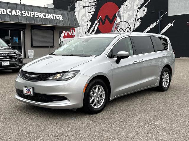 Used 2023 Chrysler Voyager LX image 3