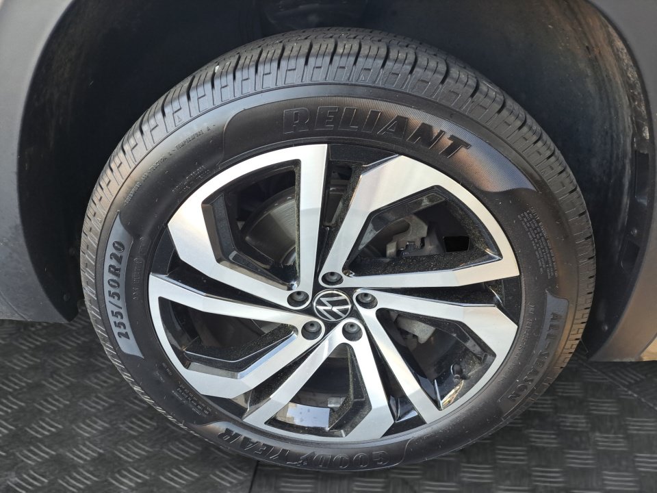 Used 2020 Volkswagen Atlas Cross Sport SEL R-Line AWD/4WD image 21