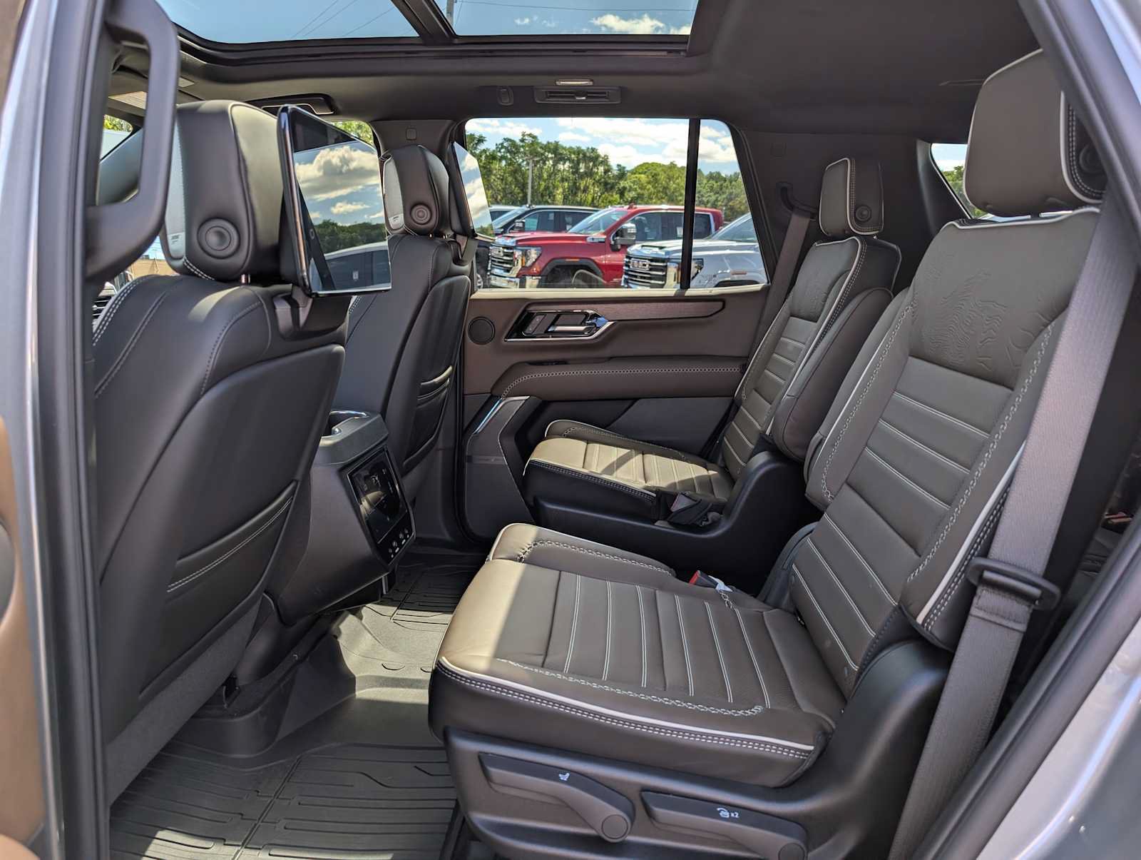New 2026 GMC Yukon Denali Ultimate w/ LPO, Floor Liner Package AWD/4WD image 20
