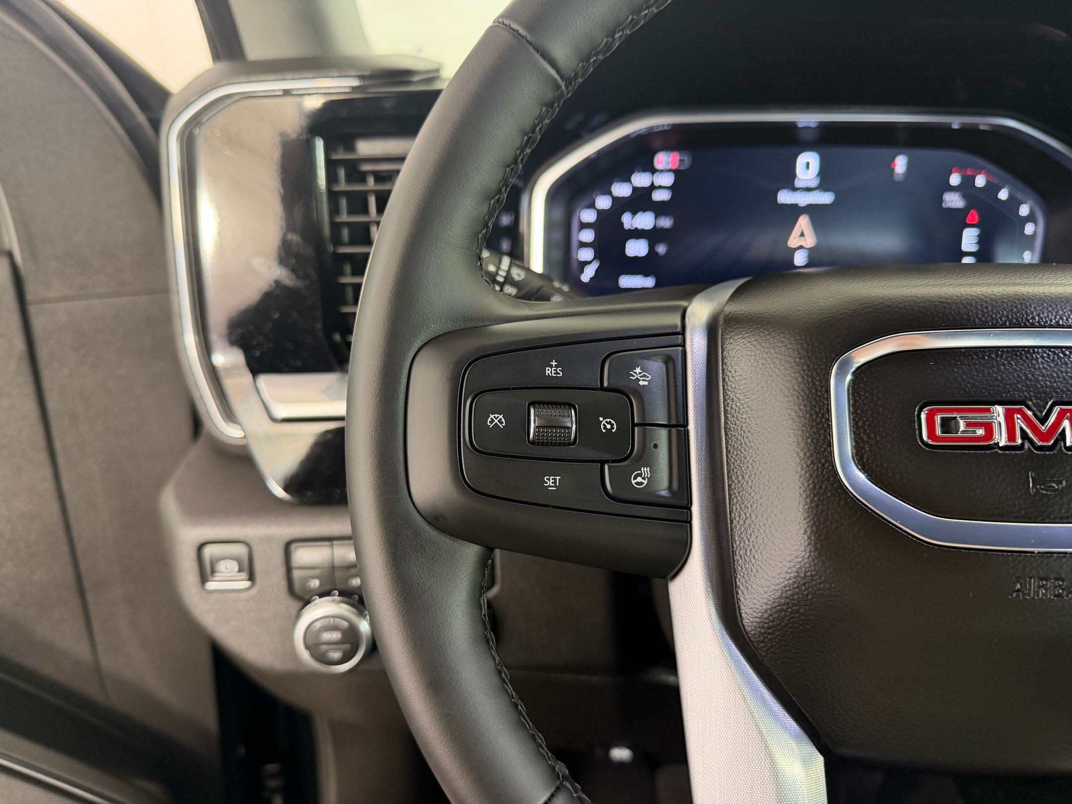 Used 2026 GMC Sierra 2500 SLT w/ SLT Convenience Package AWD/4WD image 16
