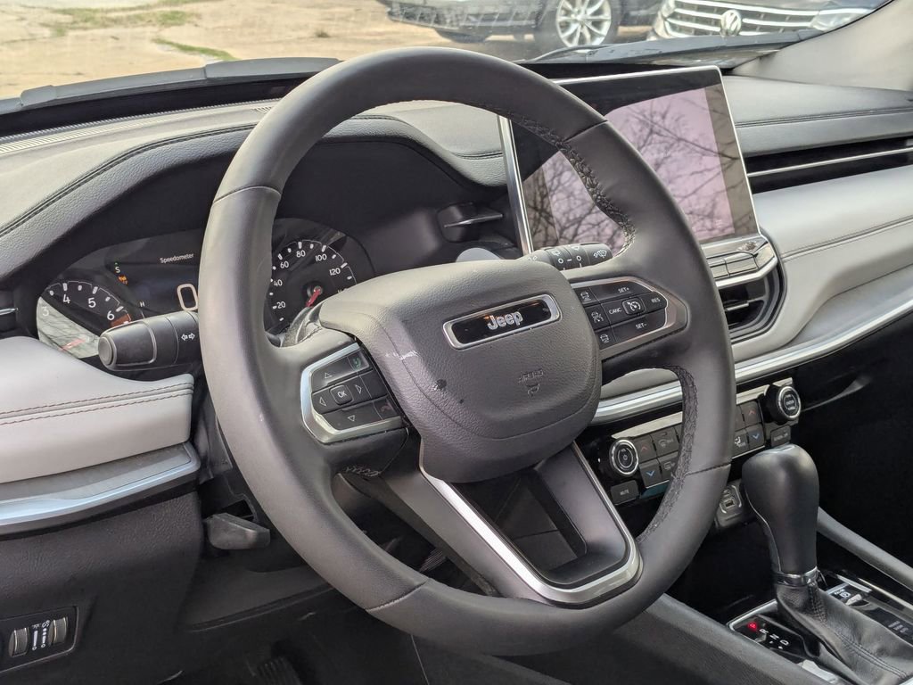 Used 2025 Jeep Compass Limited image 16