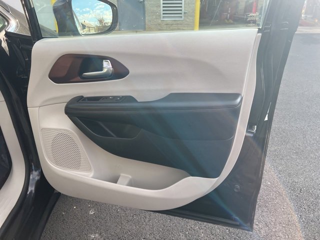 Used 2020 Chrysler Pacifica Limited image 13