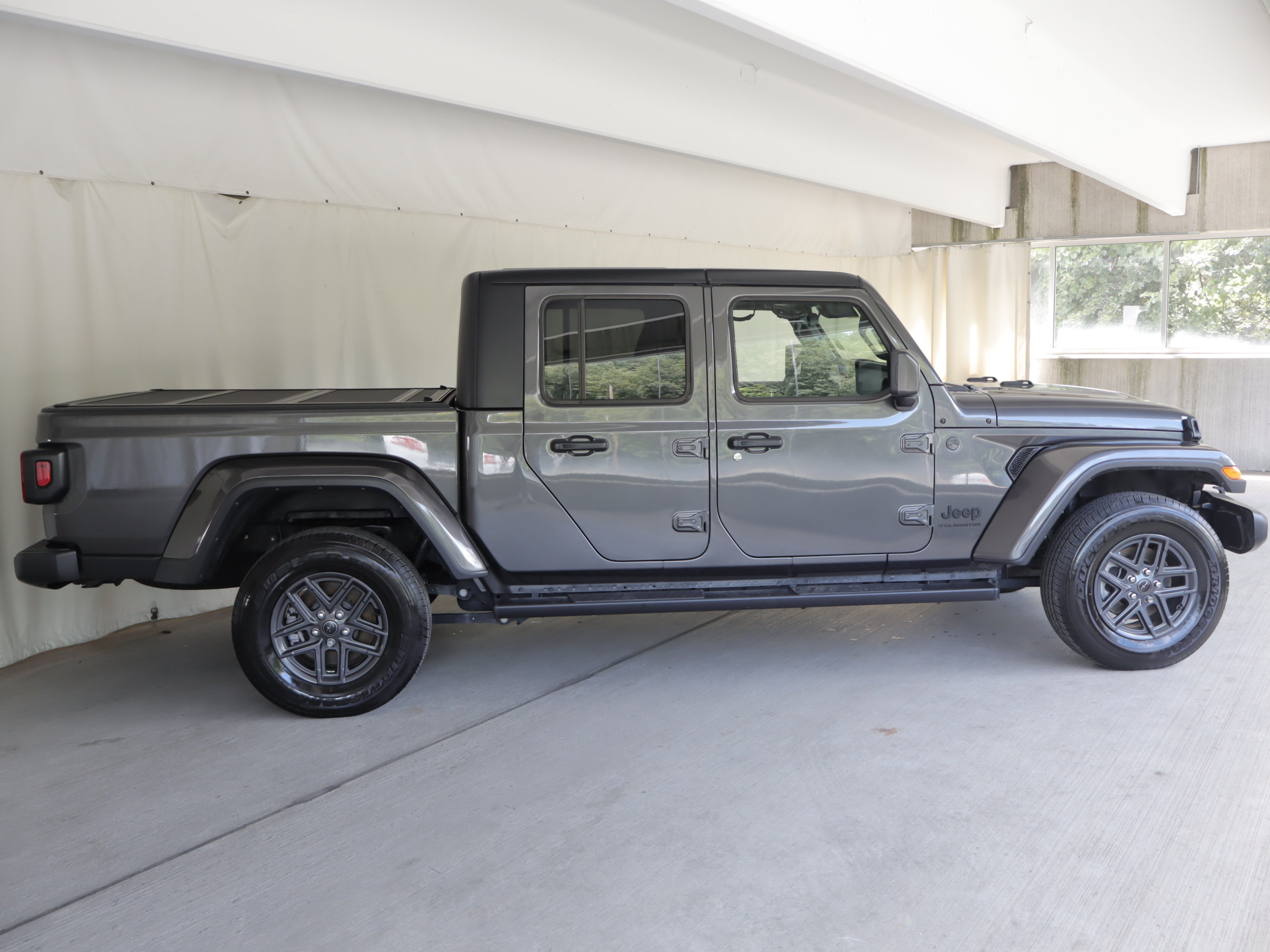 Used 2024 Jeep Gladiator Sport AWD/4WD image 6