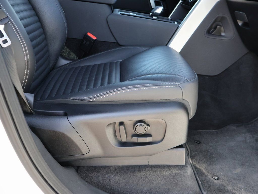 Used 2025 Land Rover Discovery S image 10