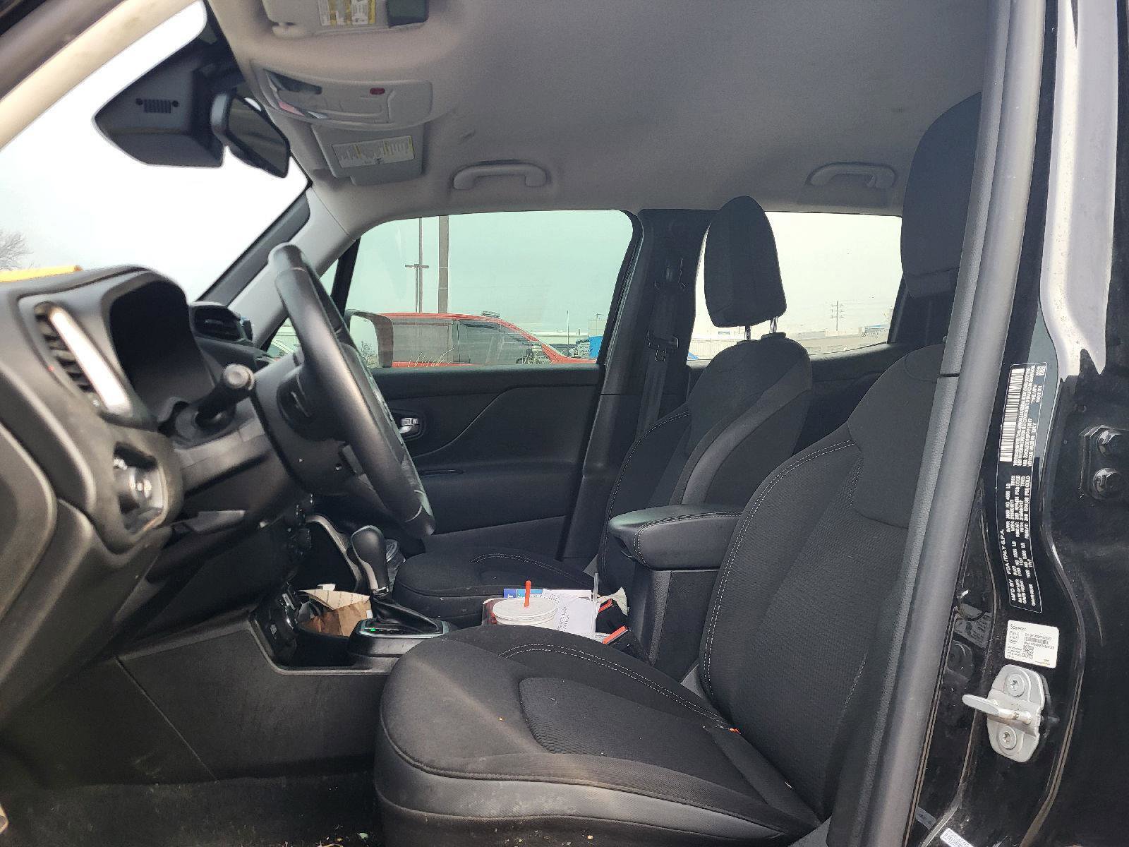 Used 2023 Jeep Renegade Latitude w/ Premium Group image 9