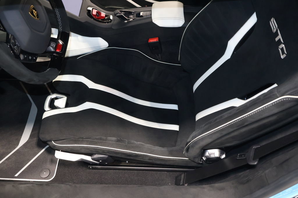 Used 2021 Lamborghini Huracan STO image 23