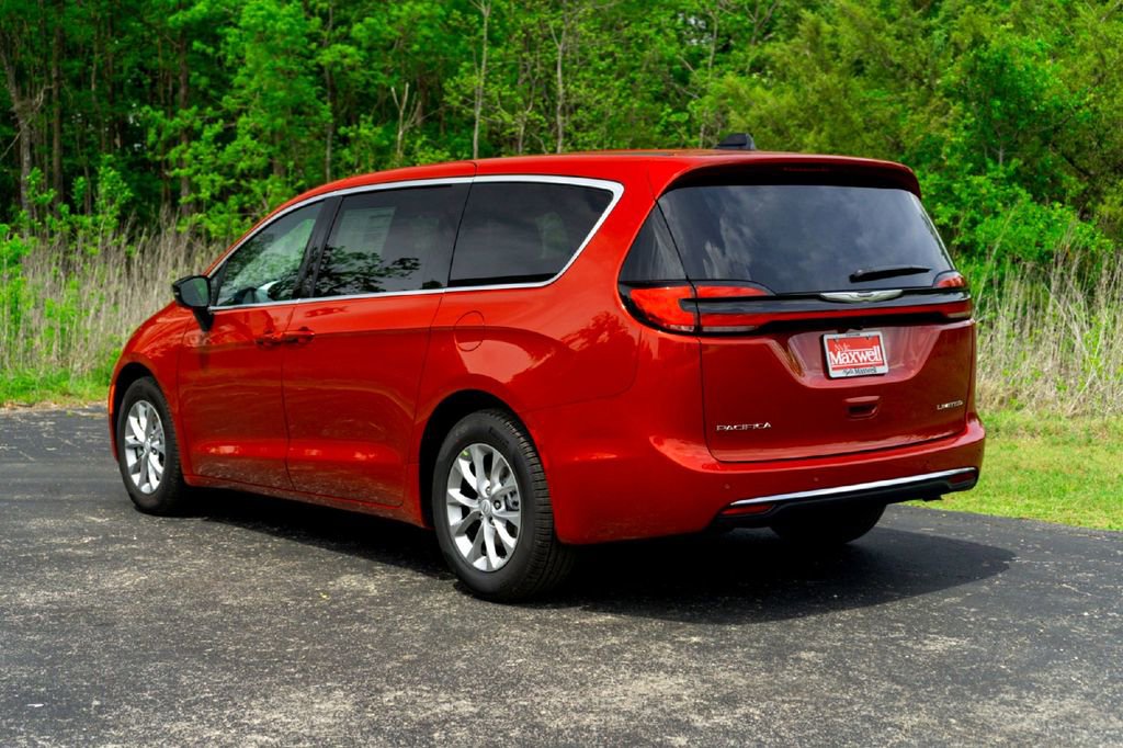 New 2026 Chrysler Pacifica Limited FWD image 8