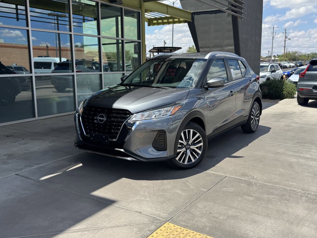 Used 2023 Nissan Kicks SV image 2
