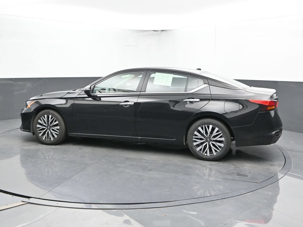 Used 2025 Nissan Altima 2.5 SV FWD image 9