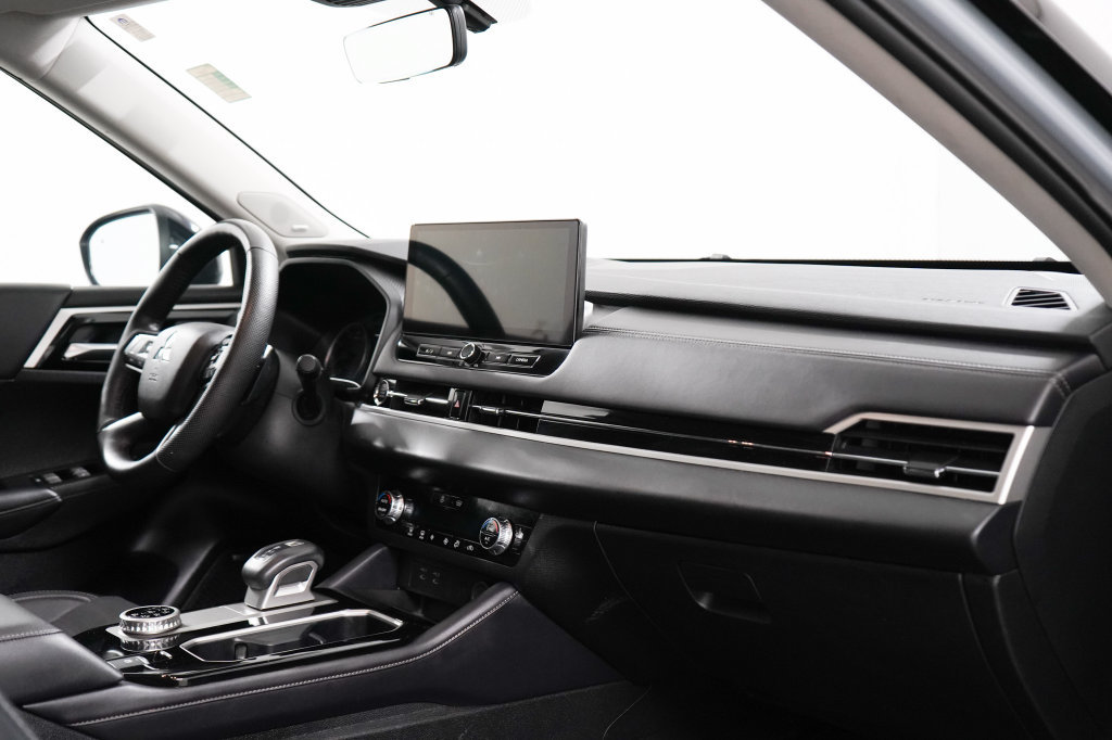 Used 2026 Mitsubishi Outlander AWD image 24