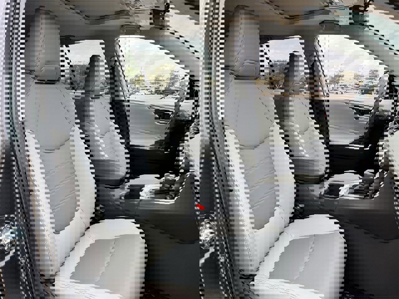 Used 2025 Toyota RAV4 XLE Premium image 27