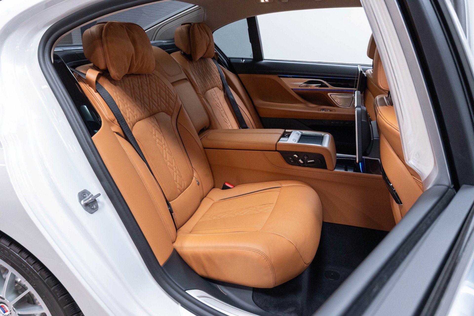 Used 2022 BMW ALPINA B7 xDrive AWD/4WD image 62