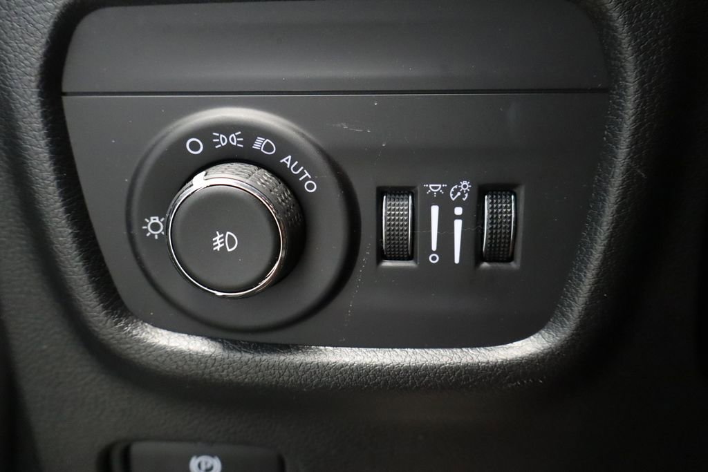 Used 2024 Jeep Grand Cherokee Limited w/ Black Appearance Package AWD/4WD image 32