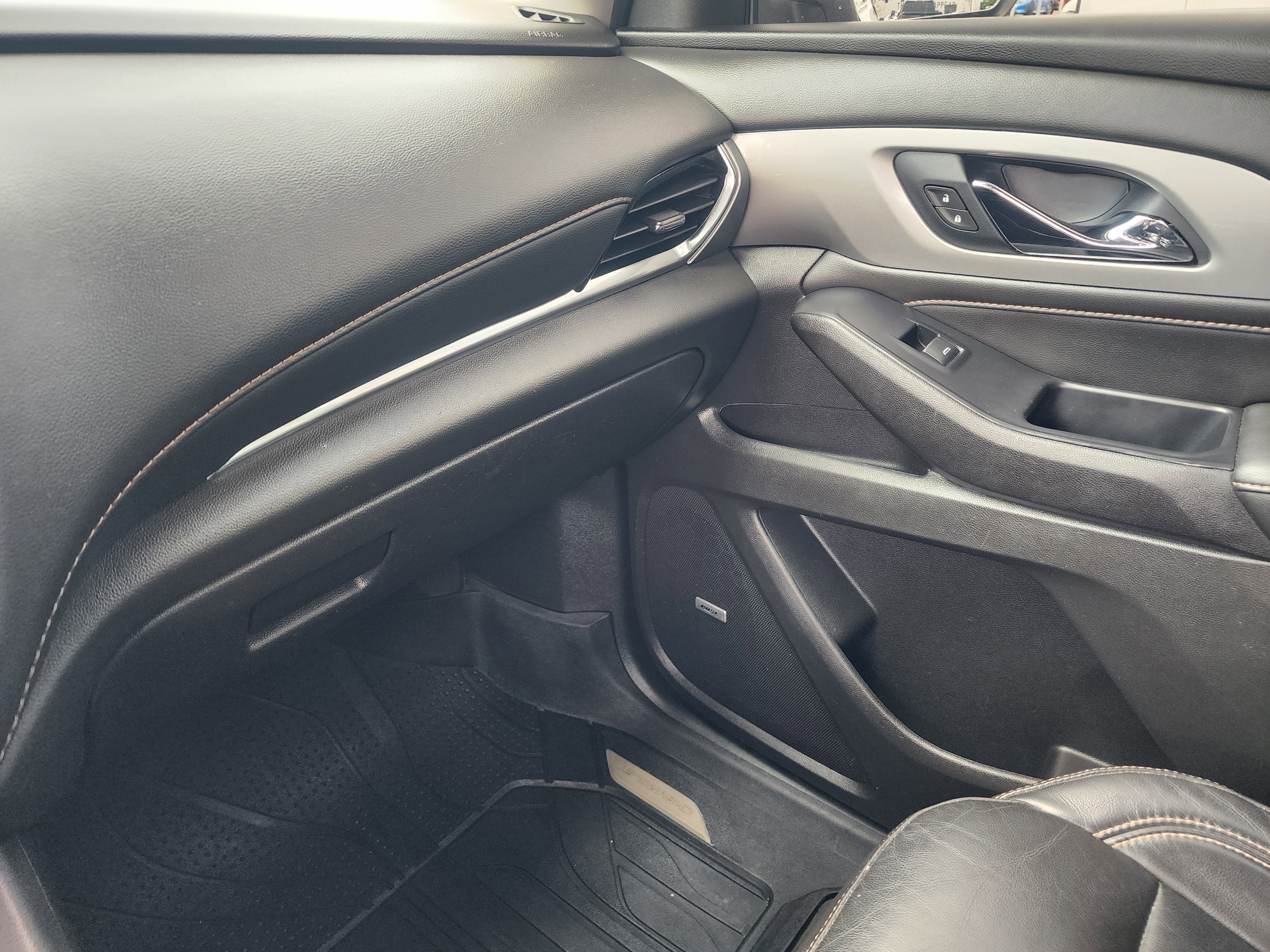 Used 2021 Chevrolet Traverse RS image 33