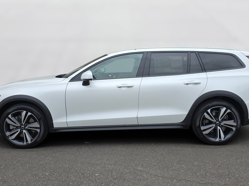 New 2026 Volvo V60 B5 Cross Country Plus w/ Climate Package AWD/4WD image 8