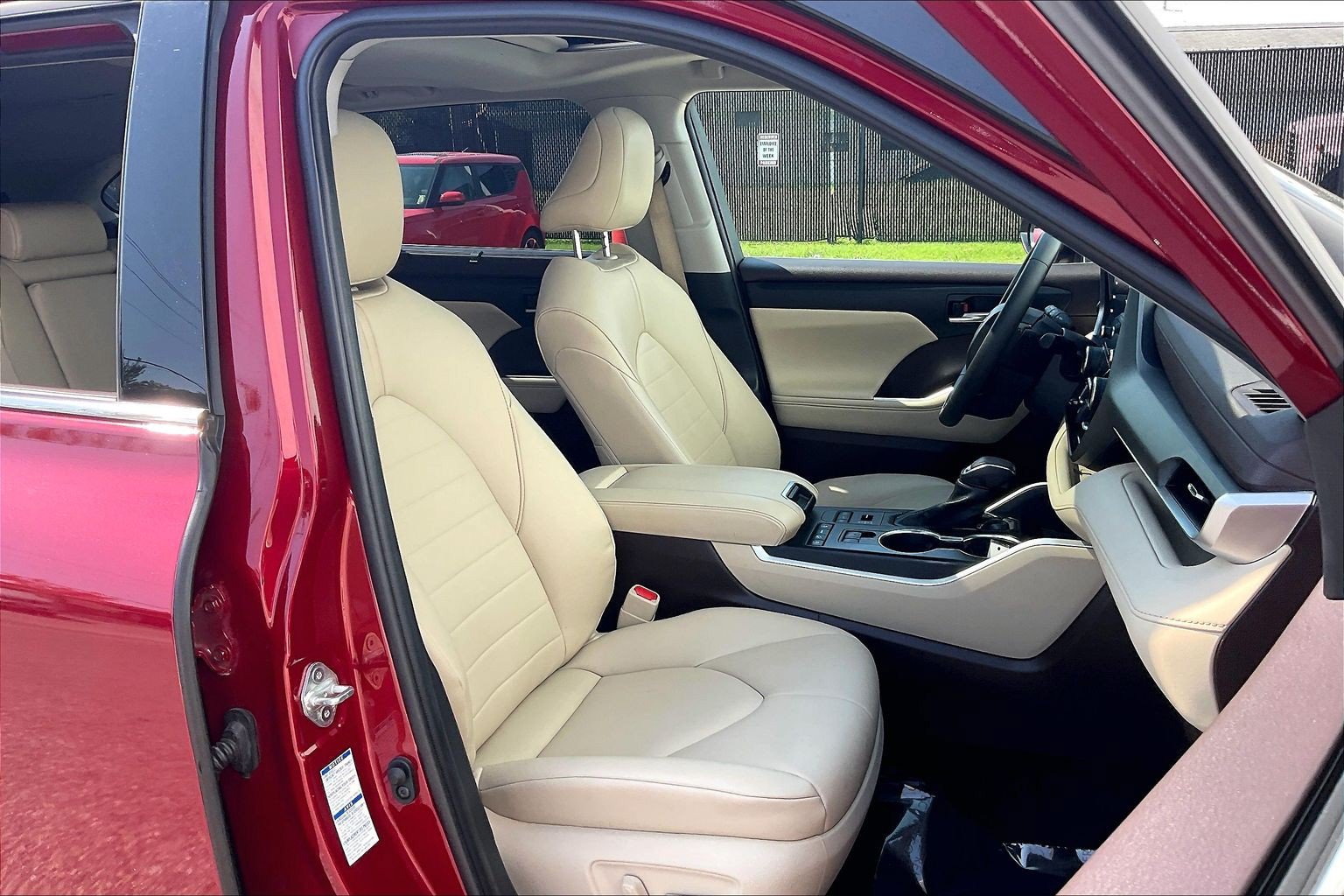 Used 2021 Toyota Highlander XLE AWD/4WD image 9