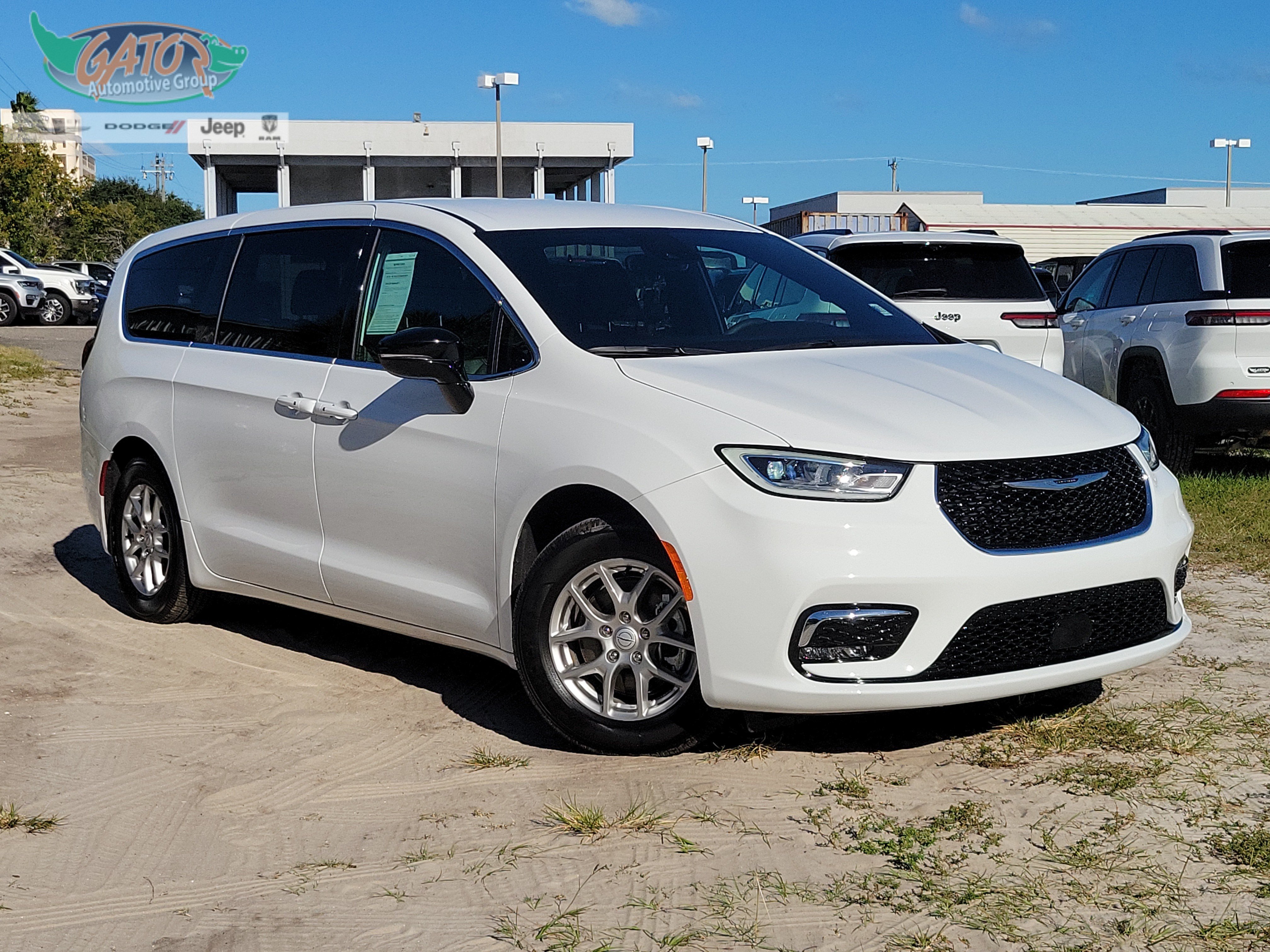 Used 2026 Chrysler Pacifica Select FWD image 1