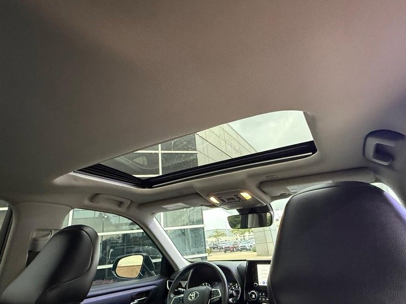 Used 2024 Toyota Highlander XLE image 12