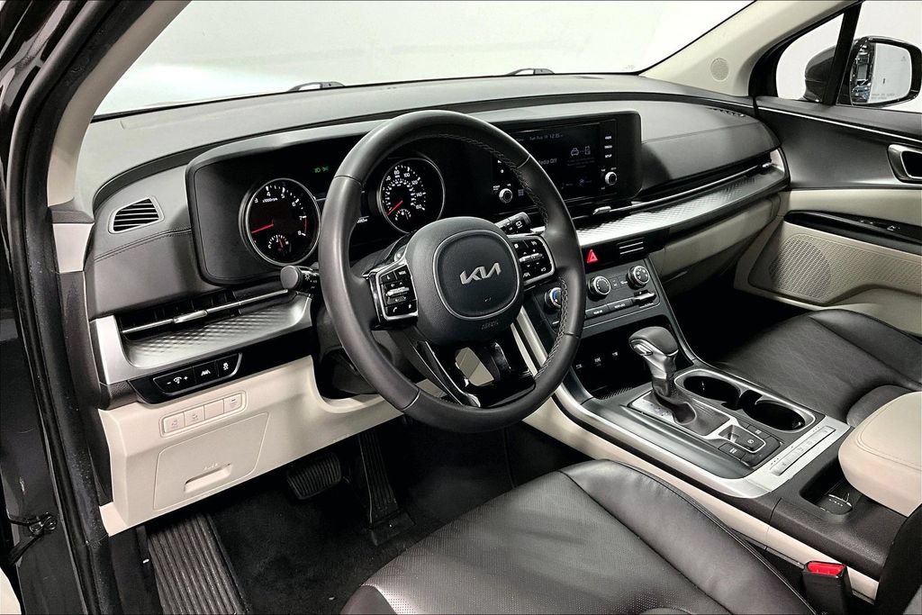 Used 2024 Kia Carnival LX FWD image 16