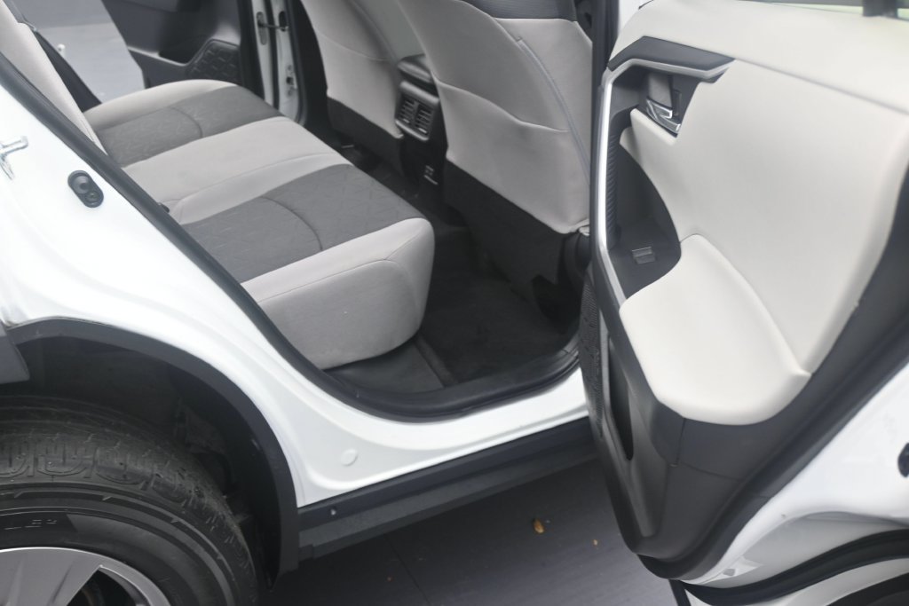 Used 2022 Toyota RAV4 XLE w/ Convenience Package FWD image 14