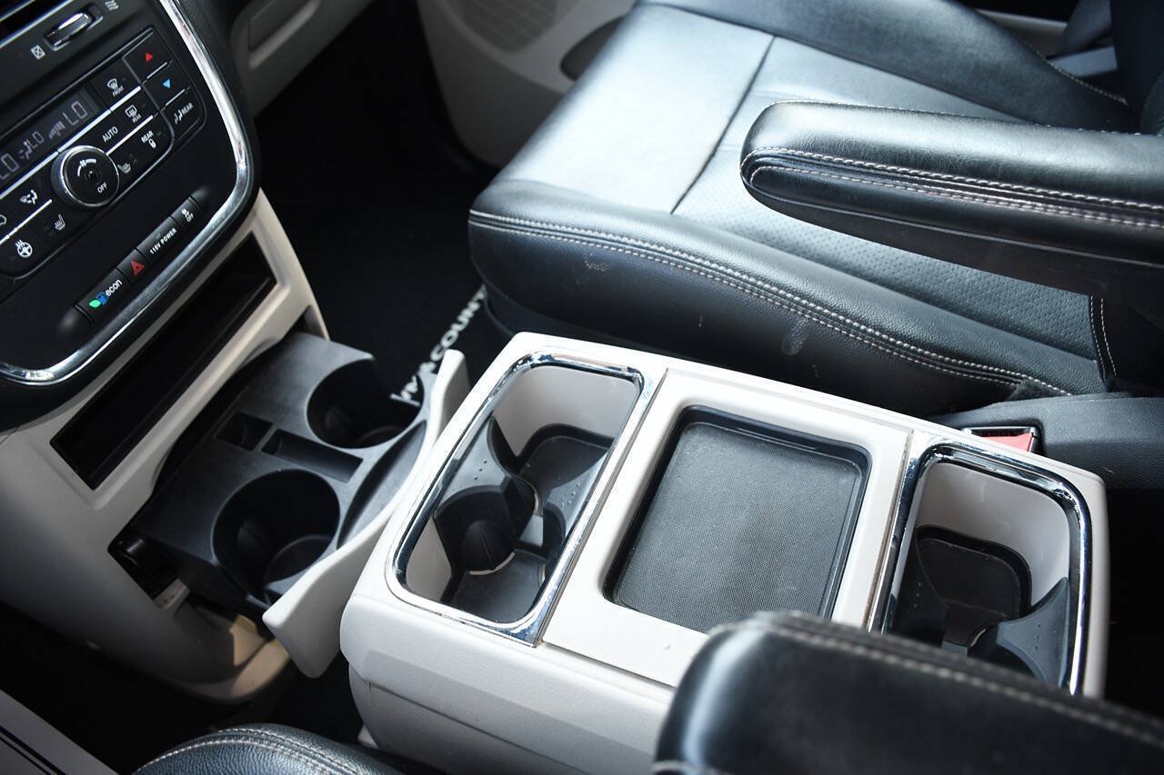 Used 2015 Chrysler Town & Country Touring-L w/ Driver Convenience Group FWD image 40