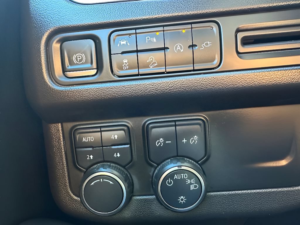 Used 2021 Chevrolet Tahoe Z71 w/ Luxury Package AWD/4WD image 28