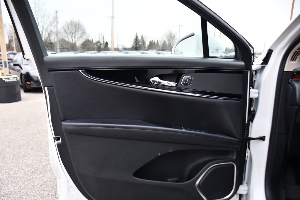 Used 2023 Lincoln Nautilus Reserve image 23