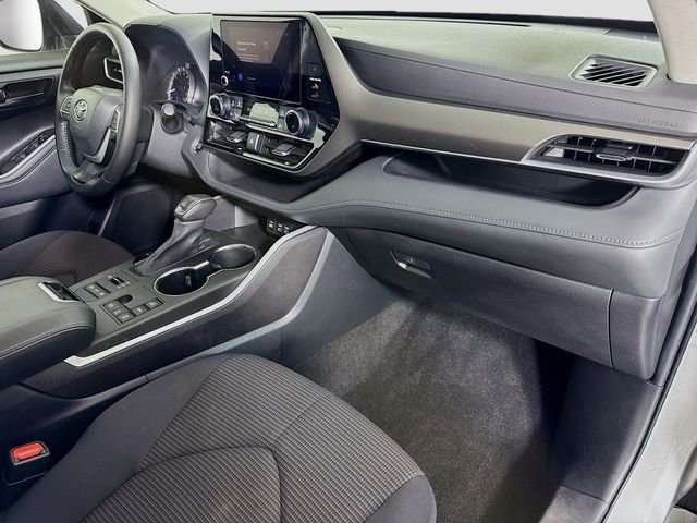 Used 2023 Toyota Highlander LE AWD/4WD image 29