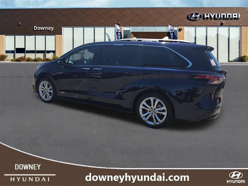 Used 2021 Toyota Sienna Platinum FWD image 3