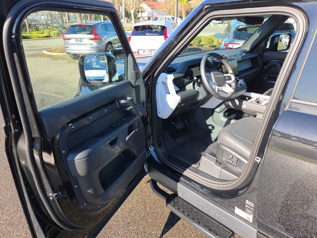 Used 2025 Land Rover Defender 110 X-Dynamic SE image 10