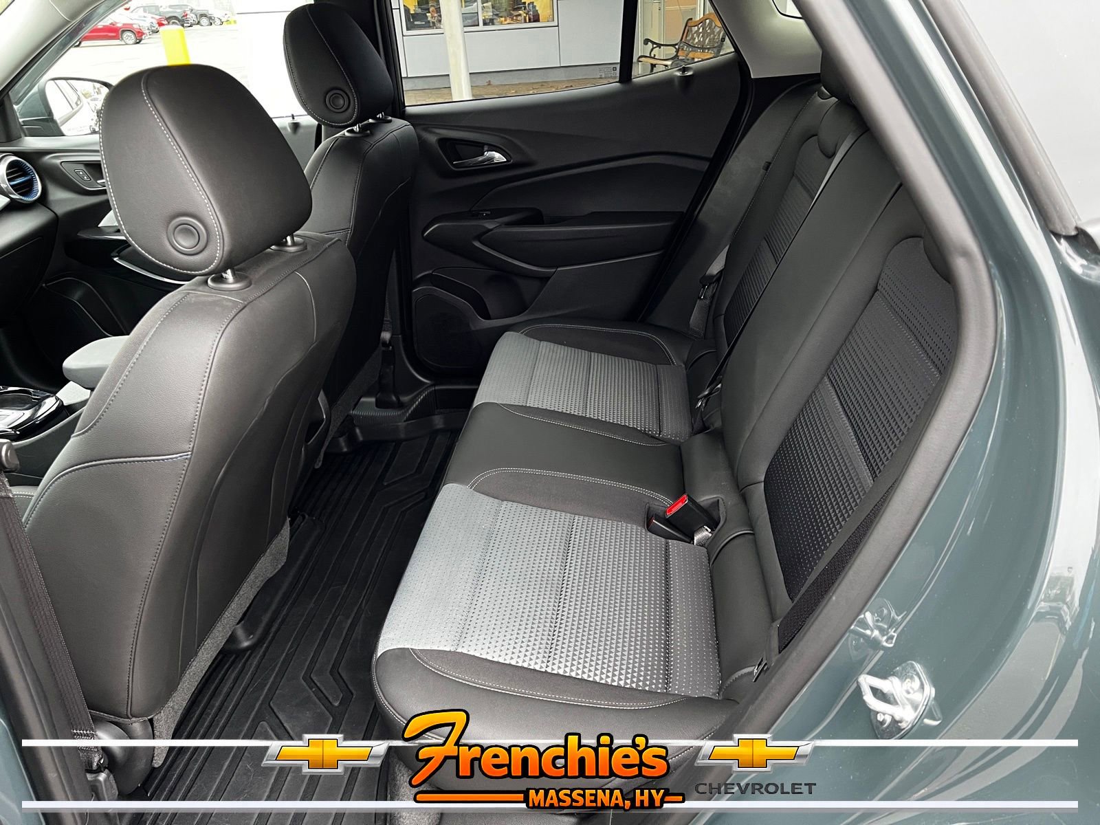 Used 2025 Chevrolet Trax LT w/ LT Convenience Package FWD image 7
