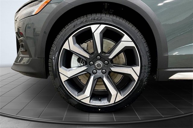 New 2026 Volvo V60 B5 Cross Country Ultra w/ Climate Package image 14