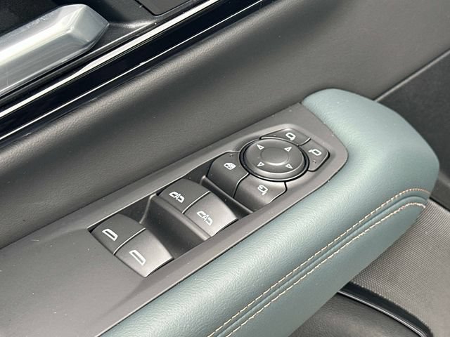Used 2025 GMC Yukon XL AT4 w/ AT4 Premium Plus Package AWD/4WD image 14