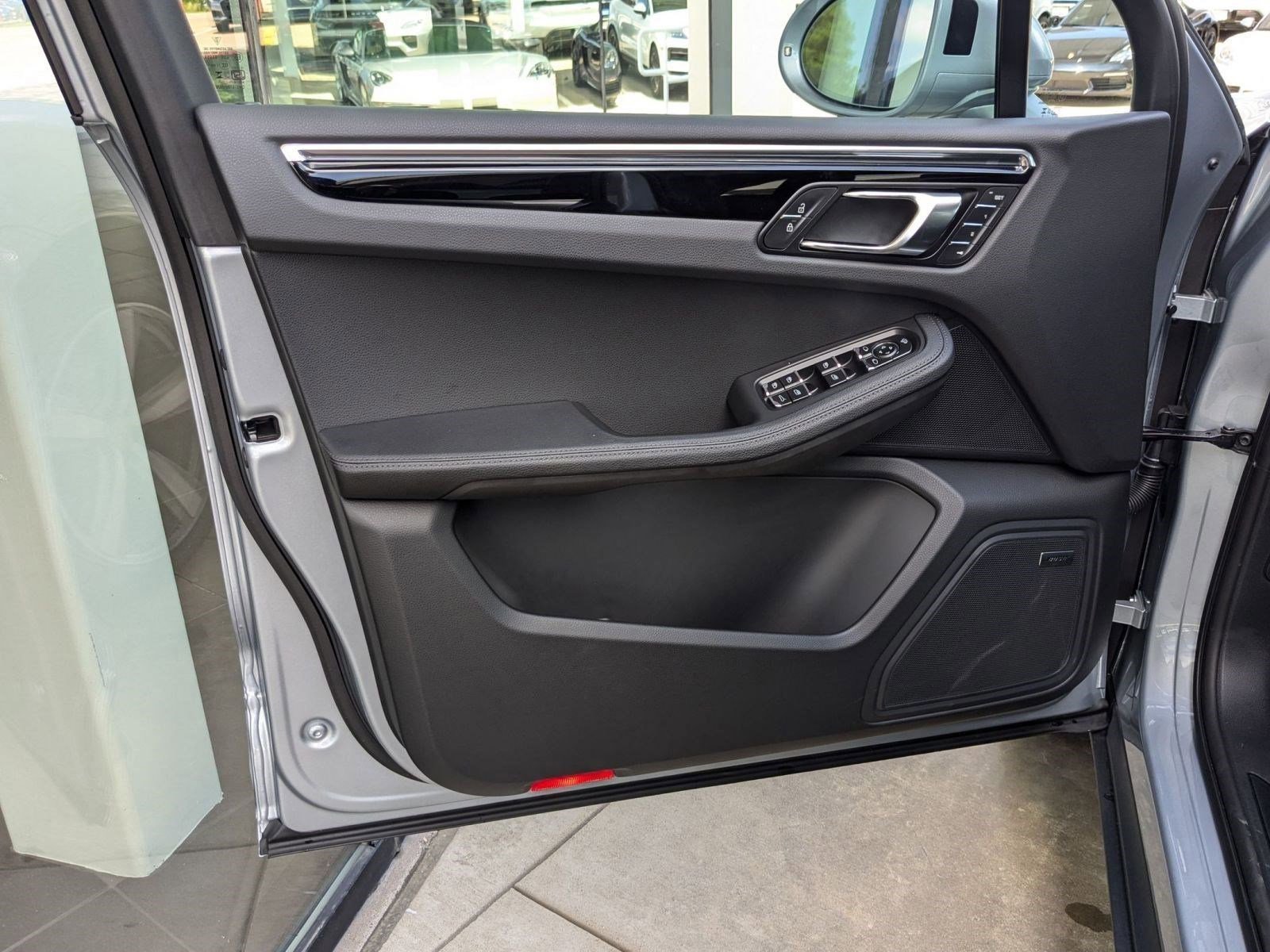 Certified 2025 Porsche Macan image 13