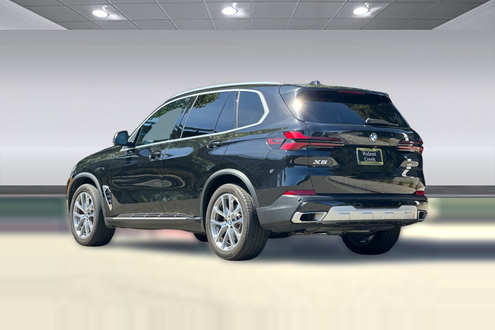 Used 2024 BMW X5 xDrive40i w/ Parking Assistance Package AWD/4WD image 3