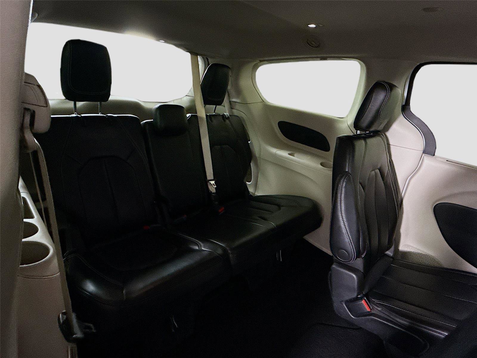 Used 2023 Chrysler Pacifica Touring-L image 19