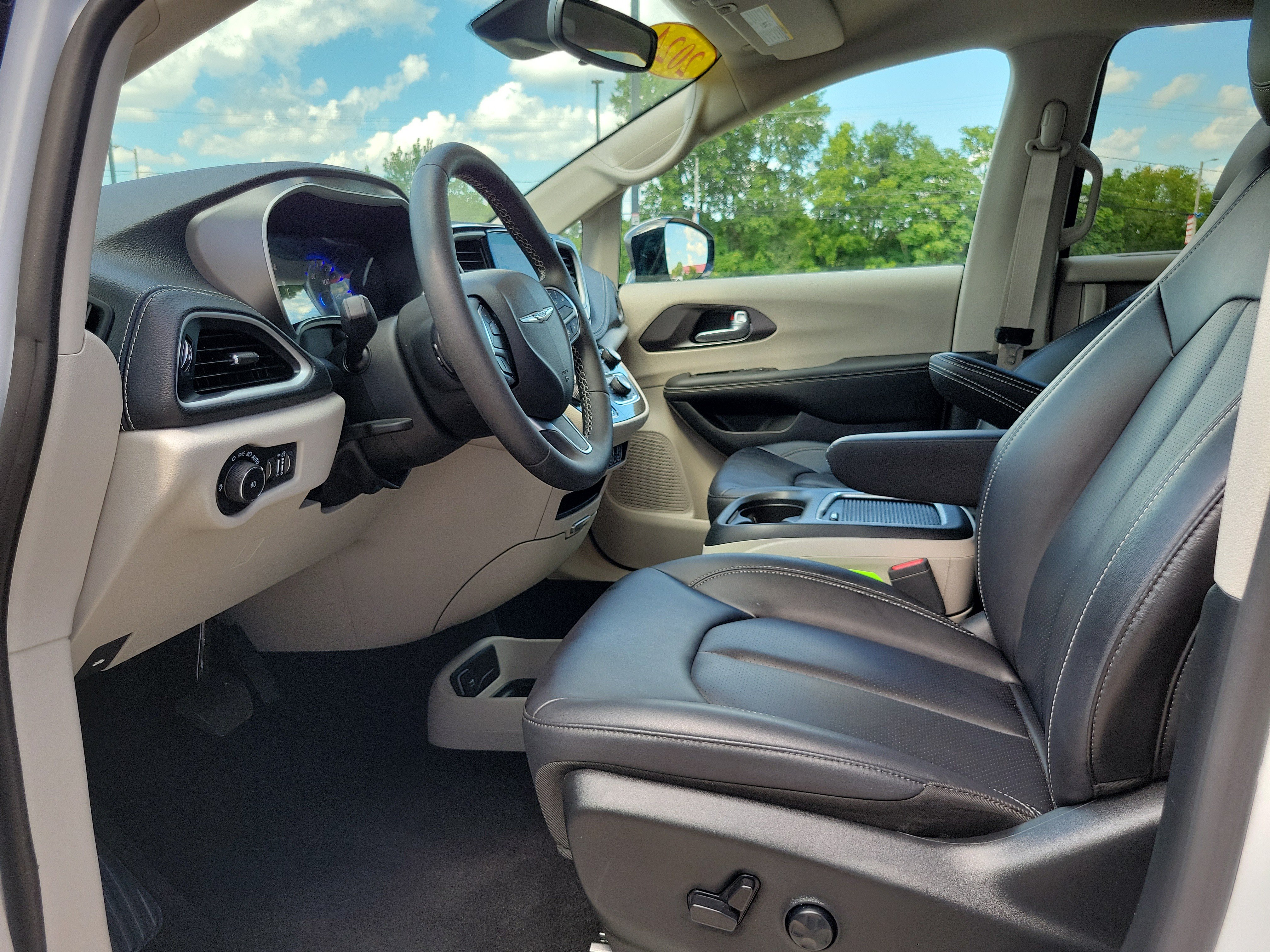 Used 2024 Chrysler Pacifica Touring-L w/ Road Tripper Package FWD image 7