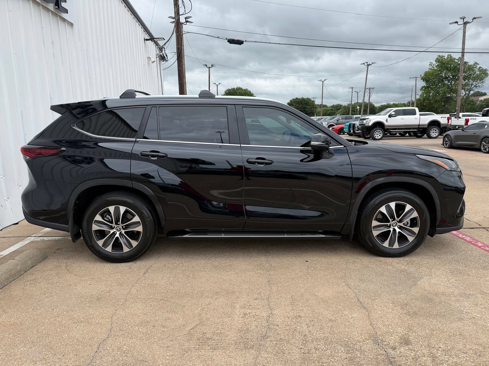 Used 2024 Toyota Highlander XLE FWD image 8