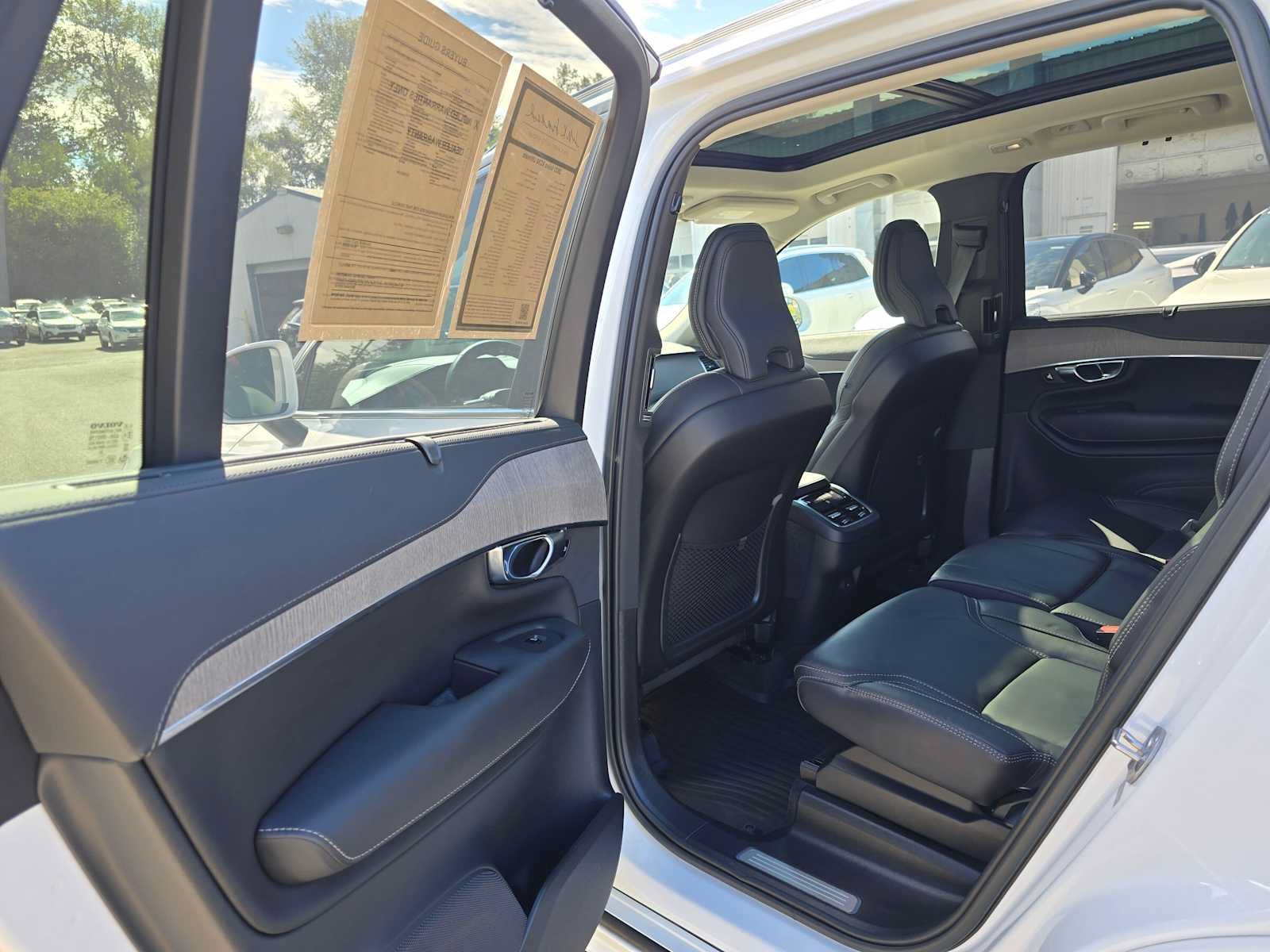 Used 2023 Volvo XC90 B6 Ultimate w/ Protection Package Premier AWD/4WD image 17