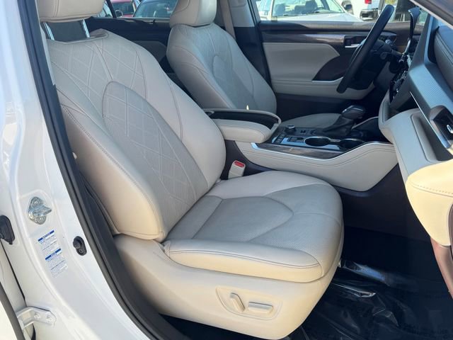 Used 2021 Toyota Highlander Platinum image 12