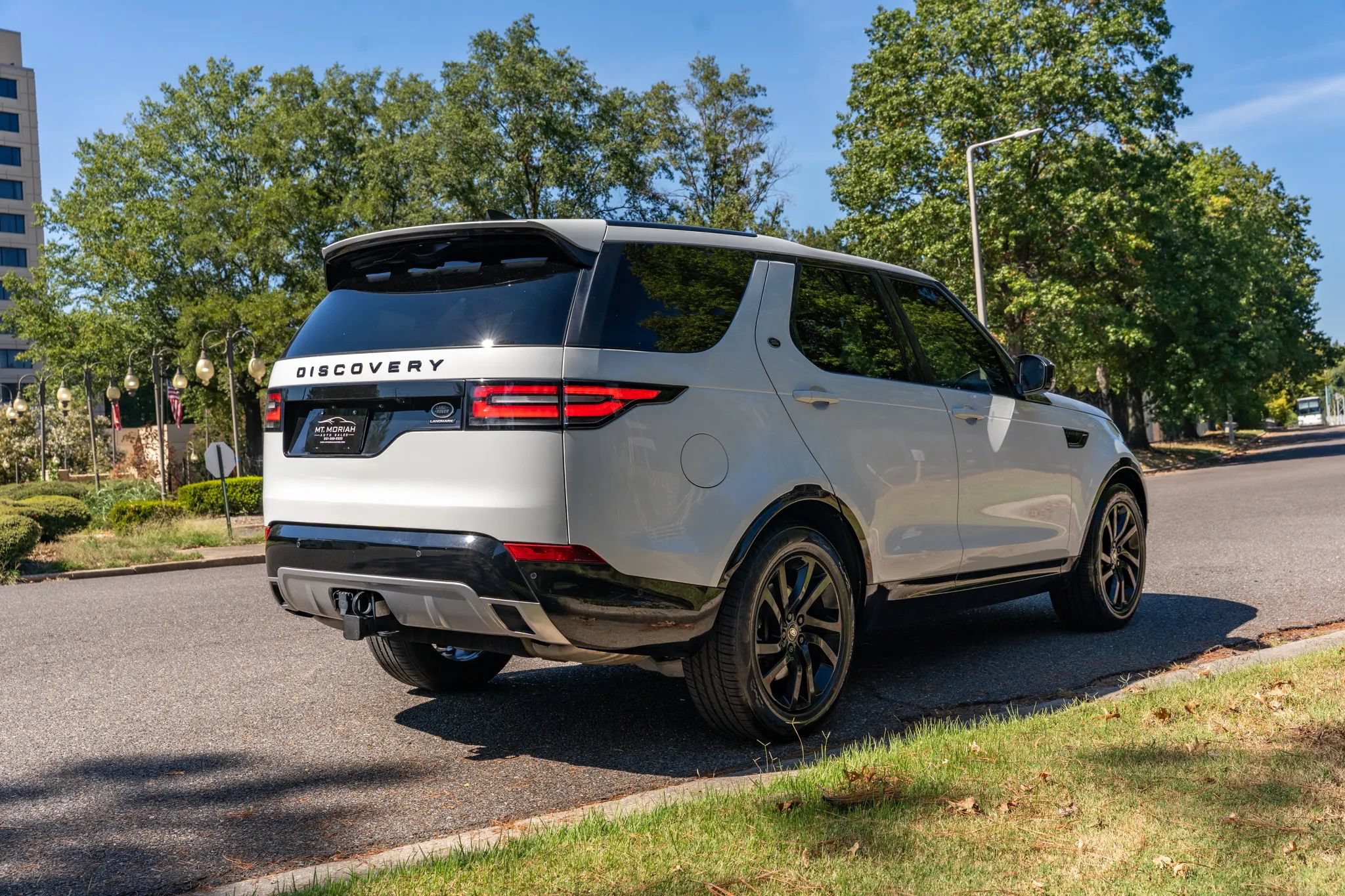 Used 2020 Land Rover Discovery Landmark AWD/4WD image 5