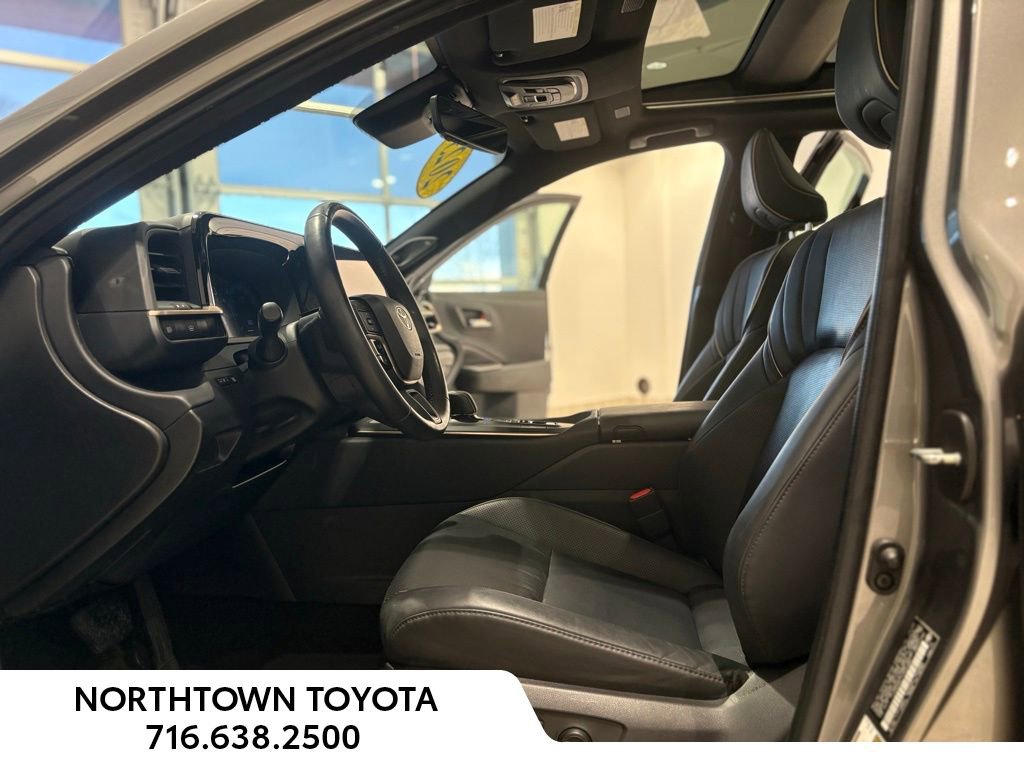 Used 2023 Toyota Crown Limited image 23