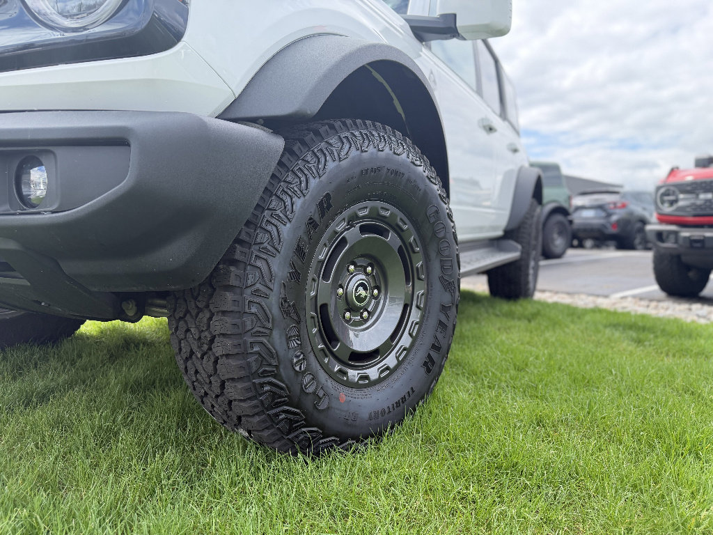 Used 2025 Ford Bronco Outer Banks w/ Sasquatch Package AWD/4WD image 2