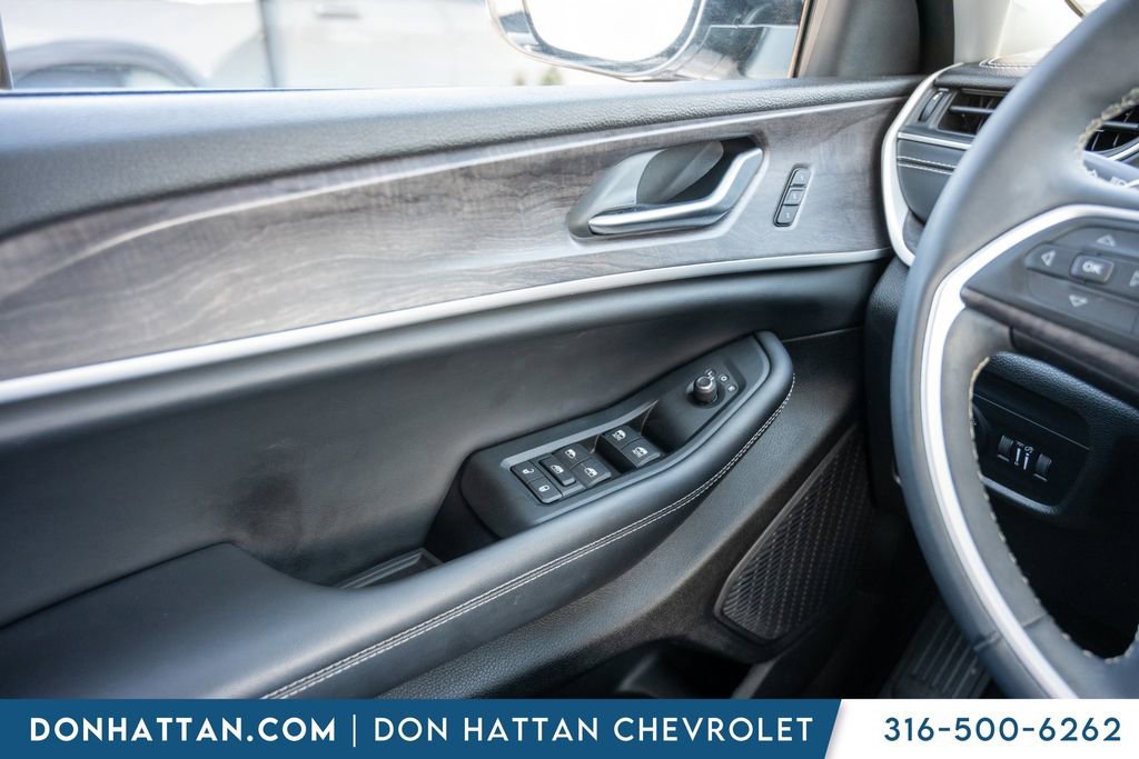 Used 2023 Jeep Grand Cherokee L Limited AWD/4WD image 17