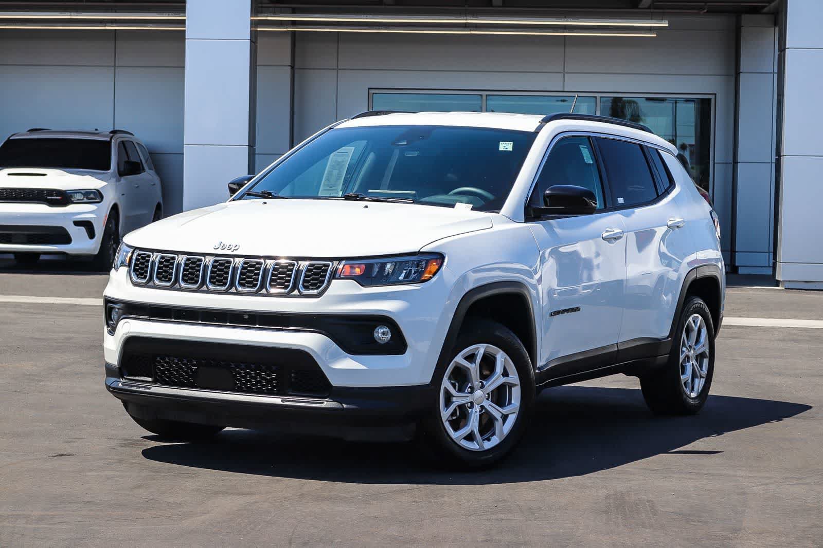 Used 2024 Jeep Compass Latitude AWD/4WD image 1