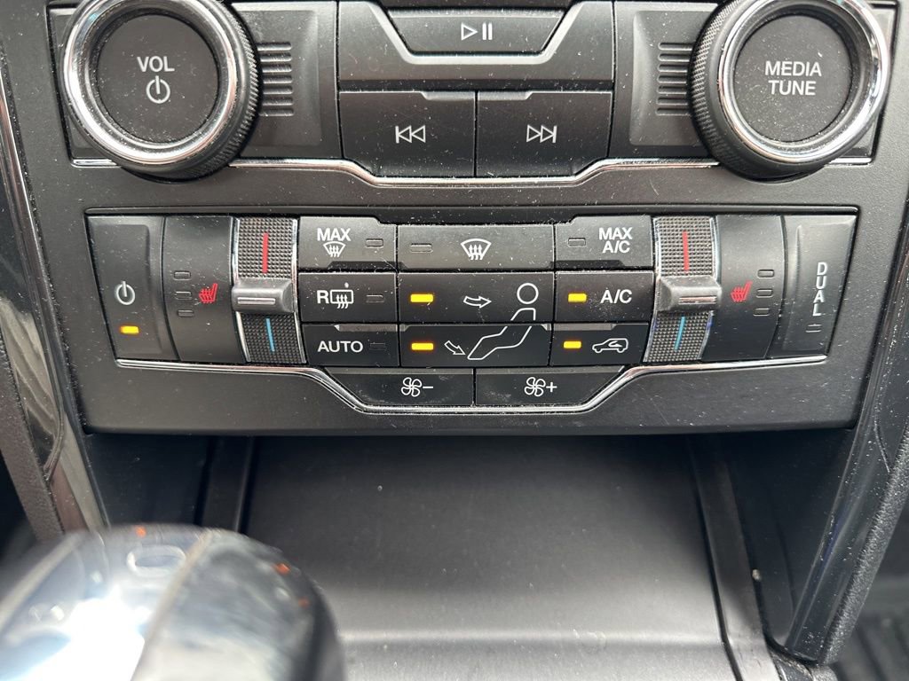 Used 2019 Ford Explorer XLT w/ Equipment Group 202A AWD/4WD image 26