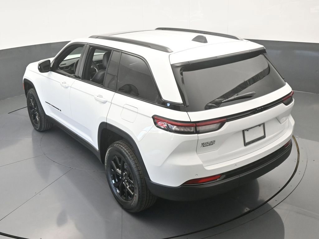 Used 2025 Jeep Grand Cherokee Altitude RWD image 41