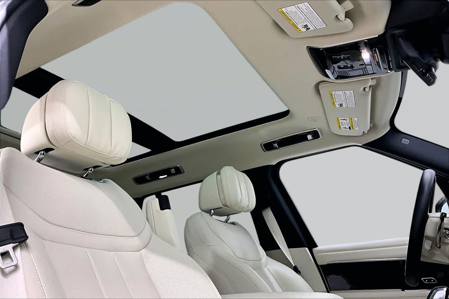 Used 2025 Land Rover Range Rover SE AWD/4WD image 14
